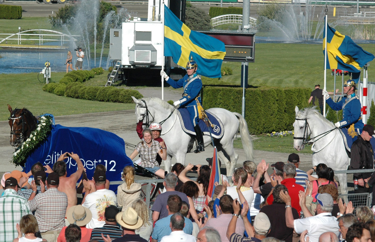 Elitloppsvinnaren firas alltid, oavsett från vilket land ekipaget kommer ifrån, av Solvallas sportsliga publik. Foto; A.Lindblom